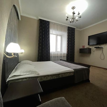 Vip Mini Hotel Семей Екстериор снимка