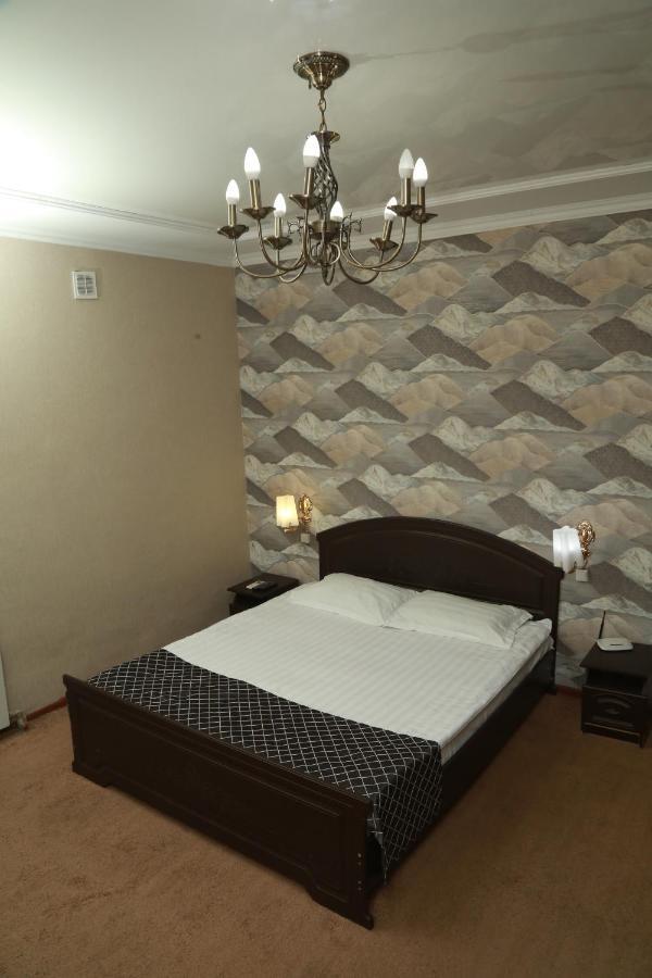 Vip Mini Hotel Семей Екстериор снимка