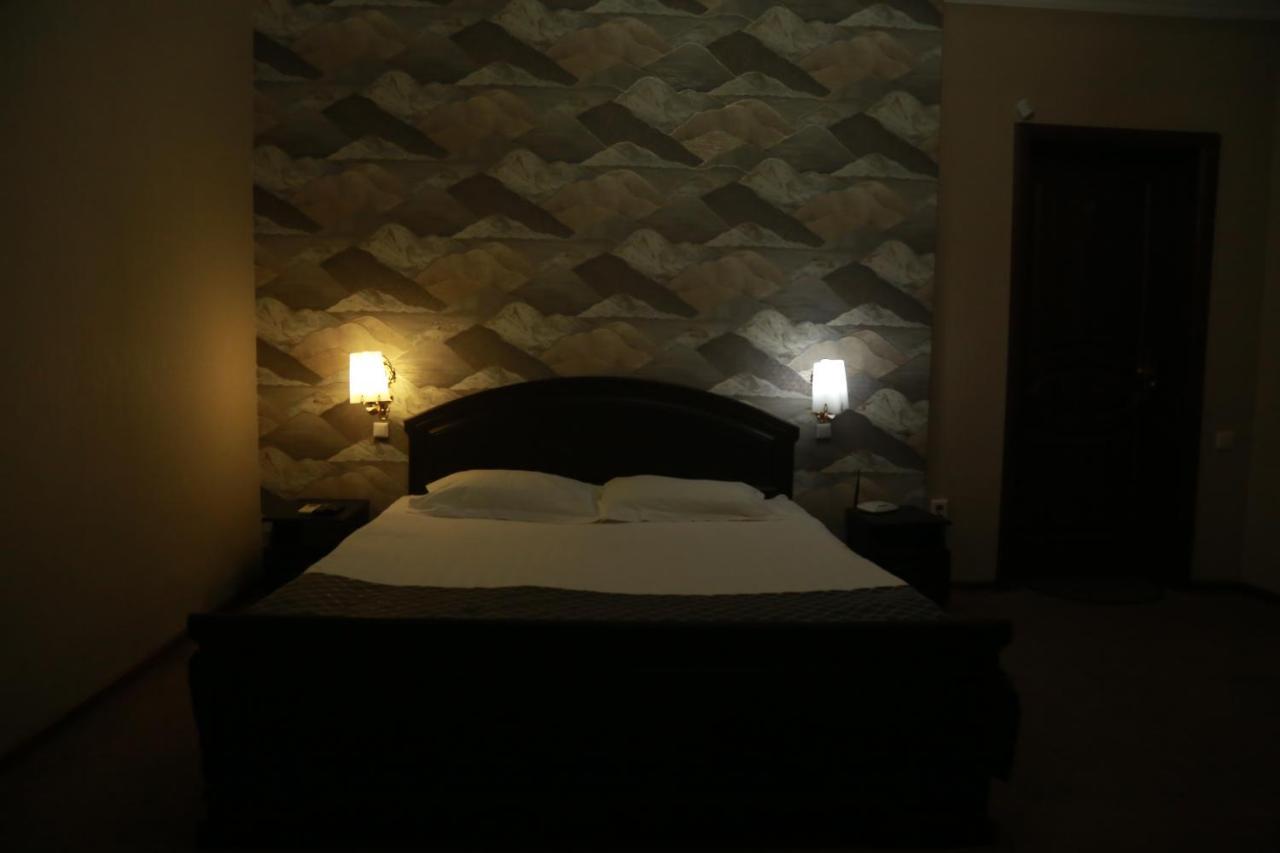 Vip Mini Hotel Семей Екстериор снимка