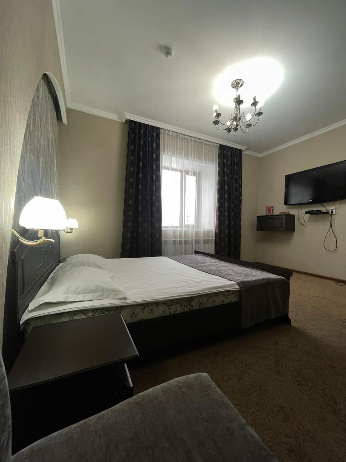 Vip Mini Hotel Семей Екстериор снимка