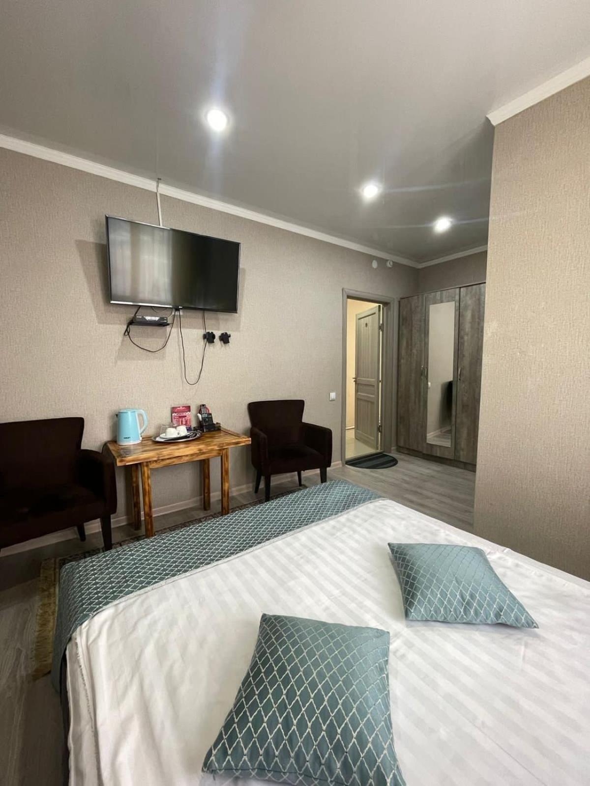 Vip Mini Hotel Семей Екстериор снимка