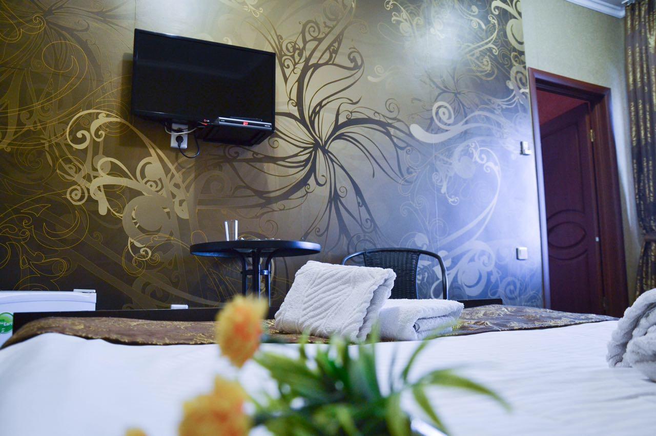 Vip Mini Hotel Семей Екстериор снимка