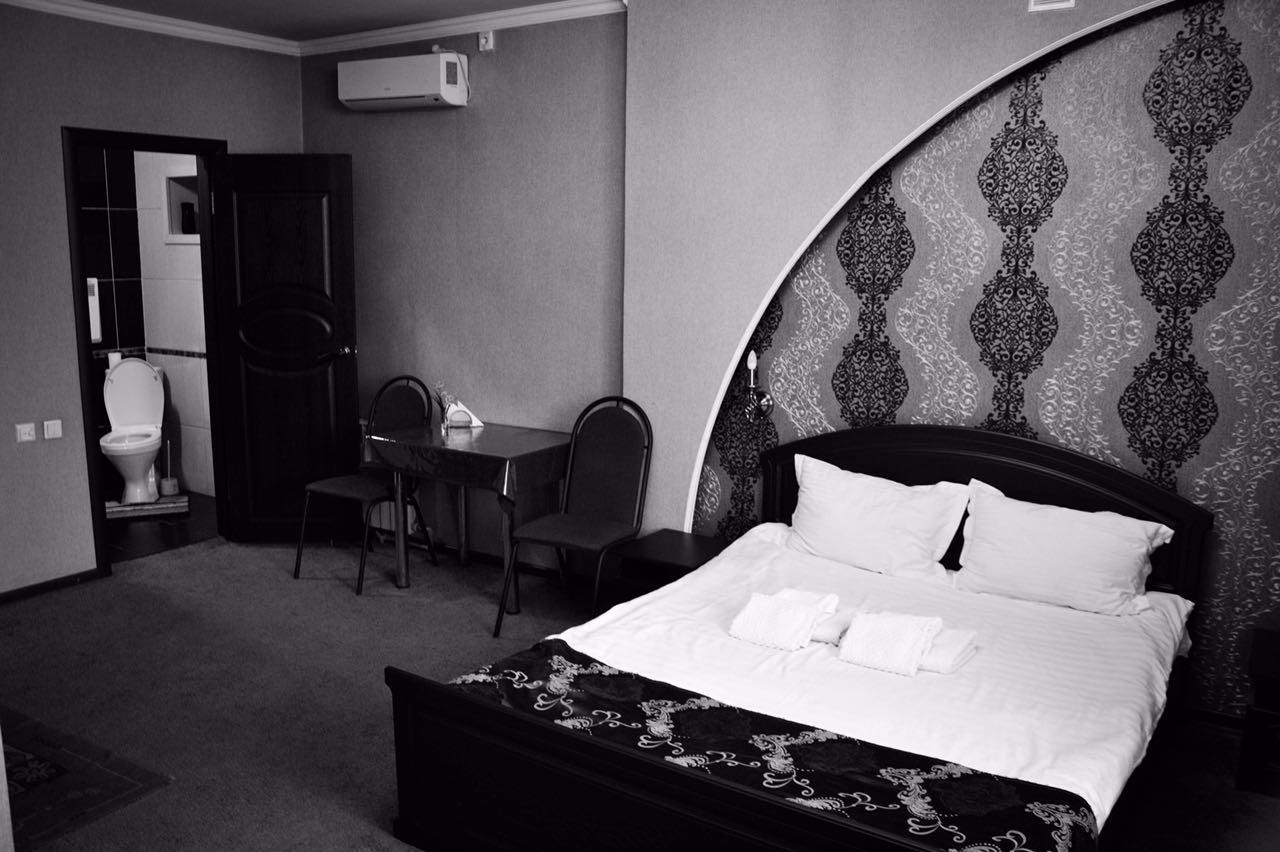 Vip Mini Hotel Семей Екстериор снимка