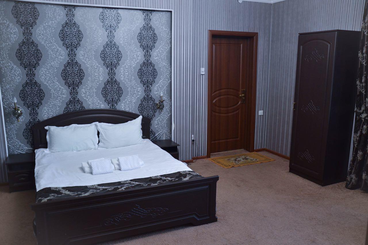 Vip Mini Hotel Семей Екстериор снимка
