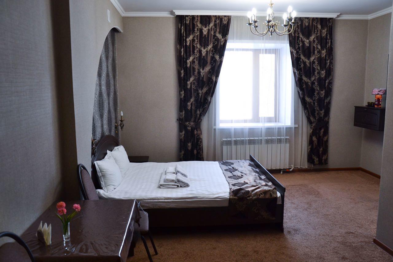 Vip Mini Hotel Семей Екстериор снимка