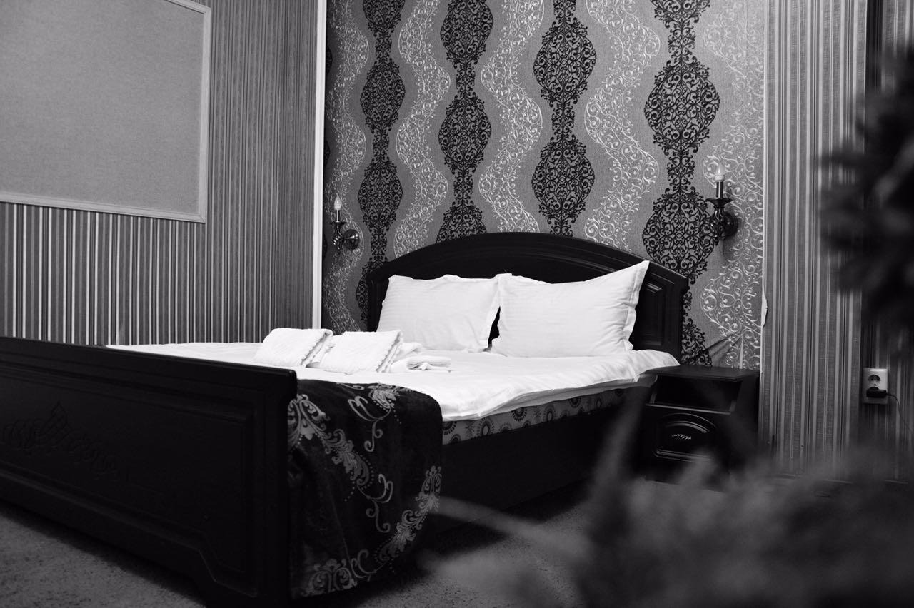 Vip Mini Hotel Семей Екстериор снимка